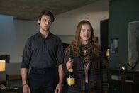 Extraordinary – Jen (Máiréad Tyers) kreuzt spontan bei Luke (Ned Porteous) zu Hause auf und erlebt dort eine böse Überraschung.