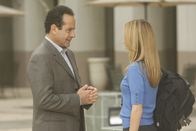 Monk – Woher kennen sich Monk (Tony Shalhoub, l.) und Molly (Alona Tal, r.)?