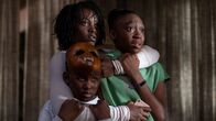 Wir – Adelaide Wilson (Lupita Nyong'o, hinten l.); Zora Wilson (Shahadi Wright Joseph, hinten r.); Jason Wilson (Evan Alex, vorne)