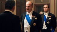 Atlantic Crossing – König Haakon (Mitte: Søren Pilmark) und Kronprinz Olav (rechts: Tobias Santelmann) lassen sich von den aktuellen politischen Entwicklungen berichten.