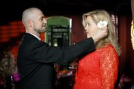 Es kommt noch dicker – Ein romantisches Date: Oleg (Bürger Lars Dietrich, l.) und Jessica (Wolke Hegenbarth, r.).