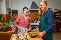 Heimatküche – Beim Kochen bekommt Doris Unterstützung von ihrem Bekannten Palle. (Weitere Bilder auf Anfrage)