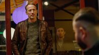 Tatort – SWR TATORT: TYRANNENMORD Uhr im SWR. Falke (Wotan Wilke Möhring) und Wacker (Arash Marandi, im Hintergrund) befragen Juans Bodyguard Carlos (José Barros, r.)