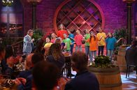 Schlager-Spaß – Moderator Andy Borg (links) mit dem Schulchor der Erich-Kästner-Schule.