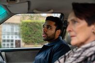 Killing Eve – Carolyn (Fiona Shaw) und Mo Jafari (Raj Majaj) sind dem nächsten Hinweis ganz nah. Doch sie erwartet eine böse Überraschung.