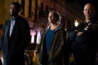 21 Bridges – Der Polizist Andre Davis (Chadwick Boseman, l.), die Drogenermittlerin Frankie Burns (Sienna Miller, M.) und Davis' Vorgesetzter Captain McKenna (J. K. Simmons, r.) sind an einem Tatort versammelt