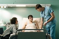 AIDS - In Zeiten der Liebe – Dirk (Benjamin Viziotis, l.) und Heiko (Evangelos Tsarkowistas, M.) flirten mit Krankenpfleger Bernhard (Clemens Bobke, r.) während Heiko bereits weiß, dass er sterben muss.