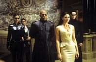 Matrix Reloaded – Wissen ist die subversivste aller Waffen: (v.l.n.r.) Trinity (Carrie-Anne Moss), (Randall Duk Kim), Morpheus (Laurence Fishburne), Persephone (Monica Bellucci) und Neo (Keanu Reeves) ...