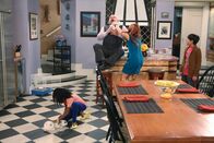 Jessie – (v.li.) Skai Jackson (Zuri Ross), Kevin Chamberlin (Bertram), Debby Ryan (Jessie Prescott), Karan Brar (Ravi Ross).