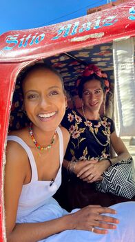 Sara Nuru - Abenteuer Mexiko – Sara fährt mit Estrella im Mototaxi, Mexikos Fortbewegungsmittel Nr. 1, durch Juchián de Zaragoza.
