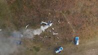 SOKO Potsdam – Auf einem Feld liegen die Wrackteile eines abgestürzten Sportflugzeugs. Aus einigen Teilen steigt vereinzelt Rauch hoch. Im Wrack liegt die Leiche des Piloten Philip Franke. Die Kriminalpolizei trifft am Tatort ein.