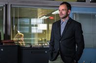 Elementary – Sherlock Holmes (Jonny Lee Miller) muss die Ermittlungen aufnehmen, als in einem Fass eine Leiche gefunden wird. Die Tötungsart weist seines Erachtens eine typische Mafia-Handschrift auf ...