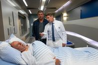 Der Bergdoktor – Dr. Martin Gruber (Hans Sigl, M.) und Dr. Alexander Kahnweiler (Mark Keller, r.) machen eine dramatische Entdeckung: Leidet Alois Bachmeier (C.C. Weinberger, l.) etwa doch nicht an einer Demenz?