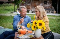 Sturm der Liebe – Yvonne (Tanja Lanäus, r.) und Erik (Sven Waasner, l.) finden den verloren geglaubten Ring und verstehen, dass alles ein Plan von Greta war.