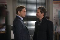 Detective Laura Diamond – Eine schwierige Situation: Lauras Ex-Verlobter Andrew (Eric McCormack, r.) und Ex-Mann Jake (Josh Lucas, l.) treffen aufeinander ...