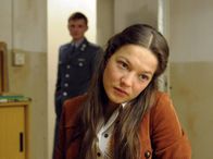 Weissensee – Auf der Polizeiwache nimmt Volkspolizist Martin Kupfer (Florian Lukas, l.) die Personalien der Kosmetikerin Julia Hausmann (Hannah Herzsprung, r.) auf.