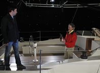 How I Met Your Mother – Robin und Marshall verbringen zum ersten Mal einen Abend miteinander. Es stellt sich jedoch schnell heraus, dass sie sich nicht viel zu sagen haben, und deshalb wenden sie sich vermehrt dem Alkohol zu. Währenddessen unternehmen Ted (Josh Radnor, l.) und "der Captain" (Kyle MacLachlan, r.) einen Segeltörn - mit ungeahnten Ende ...