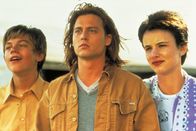Gilbert Grape - Irgendwo in Iowa – Irgendwo im Niemandsland von Iowa: Der 17-jährige Arnie (Leonardo DiCaprio, li.) und sein großer Bruder Gilbert (Johnny Depp, Mi.) führen ein monotones Dasein – bis Becky (Juliette Lewis, re.) auftaucht und Gilbert wieder an seine Träume glauben lässt.
