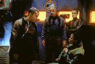 Babylon 5 – Dr. Franklin (Richard Biggs, li.), Michael Garibaldi (Jerry Doyle), Nummer 1 (Marjorie Monaghan, hinten) und eine Offizierin befinden sich auf einem der Stützpunkte der Erdstreitkräfte auf dem Mars, den sie eingenommen haben.