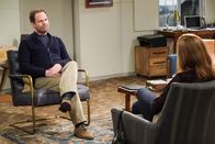 Mom – Trevor (Rainn Wilson, l.); Bonnie (Allison Janney, r.)