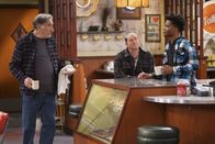 Superior Donuts – Arthur (Judd Hirsch, l.) und Franco (Jermaine Fowler, r.) geraten wegen eines Kunstwerks aneinander. Wird sich Tush (David Koechner, M.) auf eine Seite stellen?