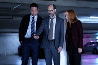 Akte X - Die unheimlichen Fälle des FBI – L-R: Mulder (David Duchovny), Reggie Something (Brian Huskey) und Scully (Gillian Anderson)