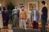 The Big Bang Theory – Sheldon (Jim Parsons, r.) wird an der Universität der sexuellen Belästigung beschuldigt, was dazu führt, dass er Leonard (Johnny Galecki, 2.v.r.), Raj (Kunal Nayyar, 2.v.l.) und Howard (Simin Helberg, M.) bei Mrs. Davis (Regina King, l.) in Schwierigkeiten bringt ...