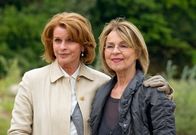 Almuth und Rita – Almuth (Senta Berger) und Rita (Cornelia Froboess, r.) brauchen lange, bis sie Freundinnen werden.