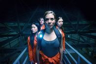 Debug - Feindliches System – L-R: Diondra (Jadyn Wong), James (Adam Butcher), Kaida (Jeananne Goossen), Lara (Sidney Leeder)