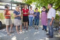Landfrauenküche – Begrüßung, von links: Theresa Frantz, Barbara Baumann, Cathy Lichtmannegger, Heidi Kaiser, Birgit Vogl, Edeltraud Zehetmeier, Katharina und Herbert Mayer.
