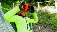 Sport ABC – Hoch hinaus geht es schließlich mit Jonas und David bei der Nordischen Kombination, einer Wintersportart, die Skispringen und Langlaufen vereint – und sogar im Sommer trainiert werden kann.