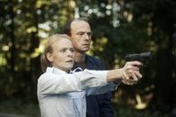 Tatort – Von links: Justizbeamtin Sabine Merzer (Friederike Ott), muss schnell handeln. Thomas Barthold (Gerhard Liebmann) schaut zu.