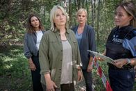 SOKO Leipzig – Kim (Amy Mußul, l.) und Ina (Melanie Marschke, 2.v.r.) befragen Philippa Gernot (Isabel Schosnig, 2.v.l.), die als Försterin auf dem Waldfriedhof arbeitet und den Toten gefunden hat.