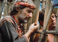 Apocalypse Now - Final Cut – Vorrücken in den Dschungel: Dennis Hopper als Fotograf, Martin Sheen als Captain Willard (Copyright SRF)