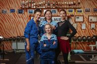 Mensch Mutti! – Neue Wege für das in die Jahre gekommene Fitnessstudio von Familie Hopp: Daniela (Lucie Heinze, li.), Christa (Steffi Kühnert, Mitte), Serafina (Frida-Lovisa Hamann, re.) und Emma (Selma Suckfüll, vorne) halten zusammen.