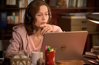 KinoFestival im Ersten: Eine Frau mit berauschenden Talenten – Patience Portefeux (Isabelle Huppert) arbeitet als Polizeidolmetscherin.