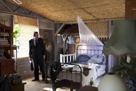 Death in Paradise – DI Richard Poole (Ben Miller) bei seiner Ankunft im Paradies.