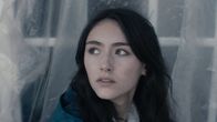 neoriginal: Sløborn – Evelin (Emily Kusche) trägt die Verantwortung für ihre drei kleinen Brüder und ihr ungeborenes Baby.