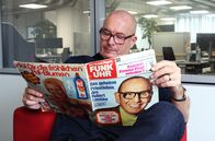 Robert Lembke - Wer bin ich? – Florian Benedikt, Enkel von Robert Lembke, liest in der Fernsehzeitschrift Funk Uhr mit seinem Großvater Robert Lembke auf der Titelseite.
