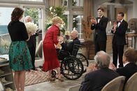 Two and a Half Men – Am Tag der Hochzeit von Evelyn (Holland Taylor, 3.v.l.) und Marty (Carl Reiner, 4.v.l.) ist die Atmosphäre herzlich und entspannt, und selbst Walden (Ashton Kutcher, 2.v.r. stehend) und Alan (Jon Cryer, r. stehend) vergessen für einen Moment, mit welcher Lüge sie Marty zur Heirat bewegen konnten ...