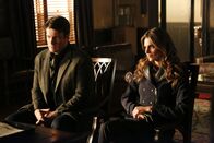 Castle – L-R: Castle (Nathan Fillion) und Beckett (Stana Katic) stecken mitten in den Hochzeitsvorbereitungen, als ein Mord geschieht: Ein Börsenhändler liegt tot in seiner Wohnung ...