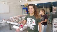 mareTV: Kreta - Insel mit Größe – Gefragter Fischabfall: Mehrmals die Woche holen Christina Lantzaki (li.) und ihre Kollegin die unverkäuflichen Reste aus den Fischläden. Sie stellen daraus Pflanzendünger her.