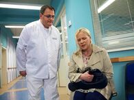 In aller Freundschaft – Pfleger Hans-Peter Brenner (Michael Trischan) trifft im Wartebereich der Chirgurgie auf Birgit Jäger (Bettina Kupfer). Als Brenner ihr schmerzverzerrtes Gesicht bemerkt, bittet er sie sofort in den Untersuchungsraum.