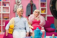 Kroymann – Was macht eigentlich Barbie (Maren Kroymann)? Ist die überhaupt noch mit Ken (Götz Otto) zusammen? Das klärt die elfte Folge der Sketch-Comedy "Kroymann" von Radio Bremen, SWR, NDR und WDR.