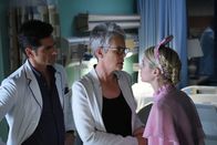 Scream Queens – Munsch (Jamie Lee Curtis, M.) und Chanel (Emma Roberts, r.) geraten mal wieder aneinander, als es darum geht, wem Brock (John Stamos, l.) seine Aufmerksamkeit schenken sollte ...