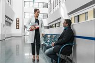 Der Bergdoktor – Auch ein Gespräch mit Martin Gruber (Hans Sigl) kann die Wogen nicht glätten. Dr. Fendrich (Rebecca Immanuel) ist schwer enttäuscht von ihrem Alexander.