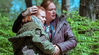 Passenger – Joanne (Natalie Gavin, re.) und Tochter Lilly (Matilda Freeman, li.) haben Angst um Eddie.