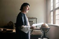 Geheimsache Kopernikus – Über 30 Jahre lang behielt Nikolaus Kopernikus (Rufus Beck) seine Entdeckung, dass die Erde sich um die Sonne dreht, für sich. (Spielszene)