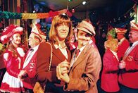 Edel & Starck – Die Narren sind los: Sandra (Rebecca Immanuel, r.) und Felix (Christoph M. Ohrt, l.) in Partylaune ...