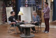 The Big Bang Theory – Weil Leonard (Johnny Galecki, r.) bei Penny (Kaley Cuoco, M.) einziehen möchte, fühlt sich Sheldon (Jim Parsons, l.) verletzt und wünscht sich ins Jahr 2003 zurück, als er noch keine emotionale Bindungen zu Menschen hatte ...